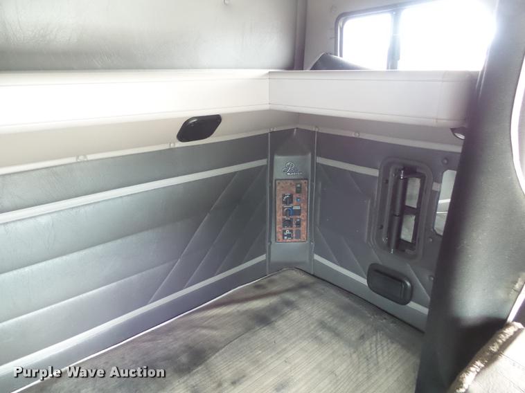 image for item DH9619 1999 International 9200 semi truck