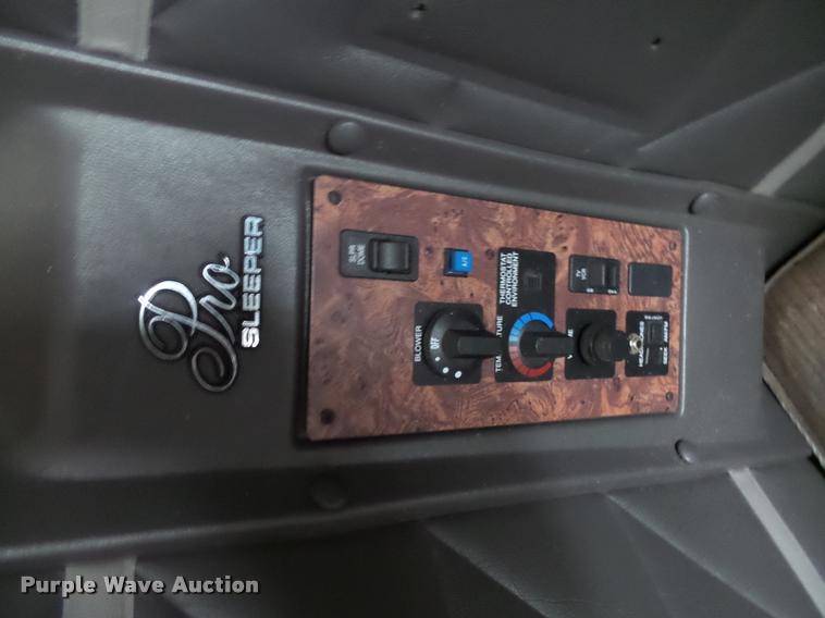 image for item DH9619 1999 International 9200 semi truck