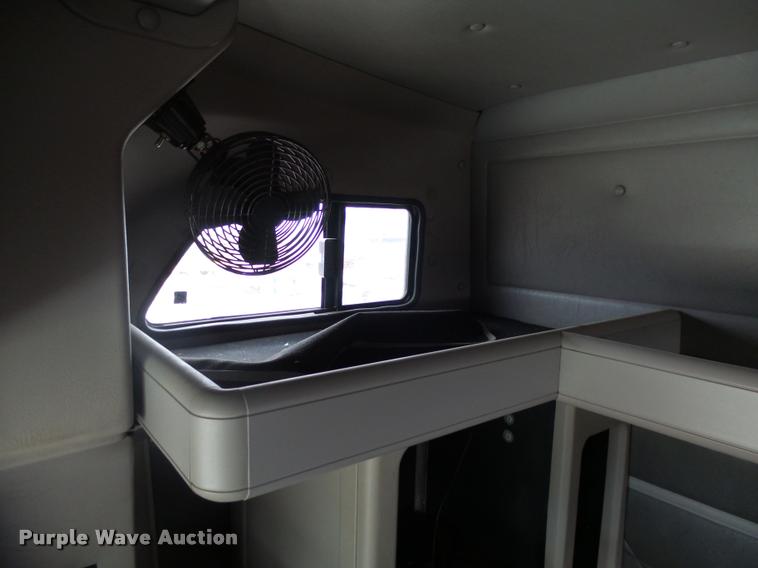 image for item DH9619 1999 International 9200 semi truck