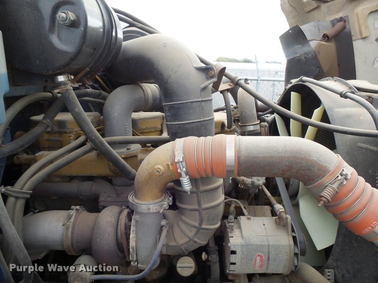 image for item DH9619 1999 International 9200 semi truck