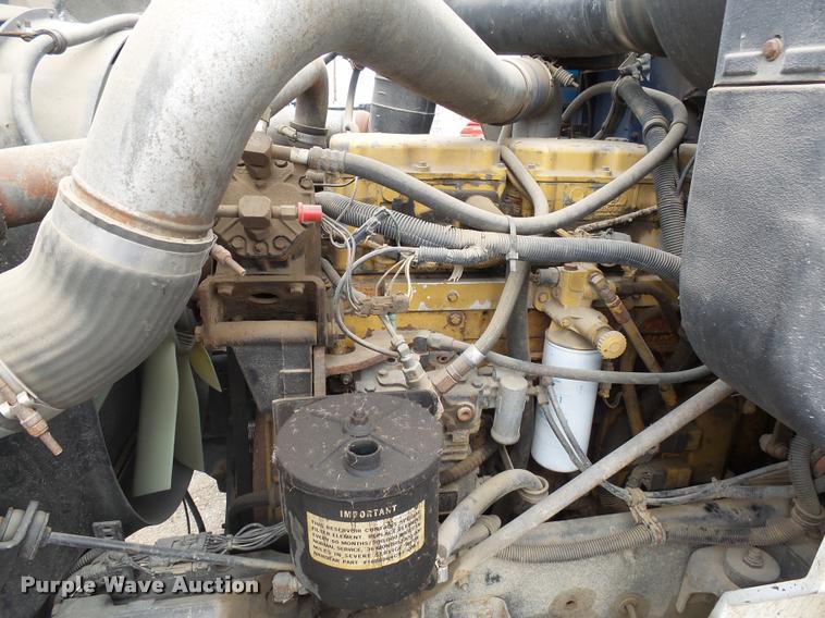 image for item DH9619 1999 International 9200 semi truck