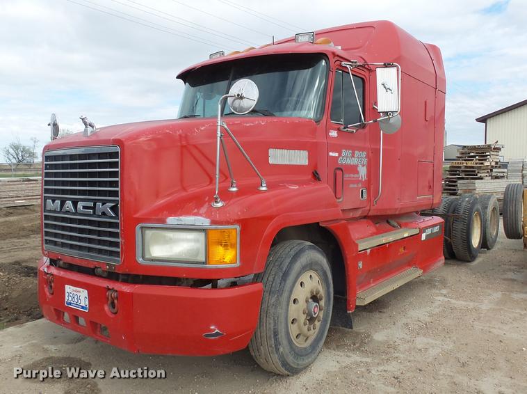 image for item DH9634 1993 Mack CH613 semi truck