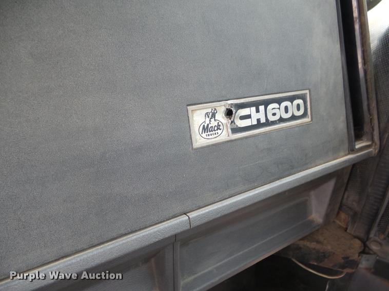image for item DH9634 1993 Mack CH613 semi truck