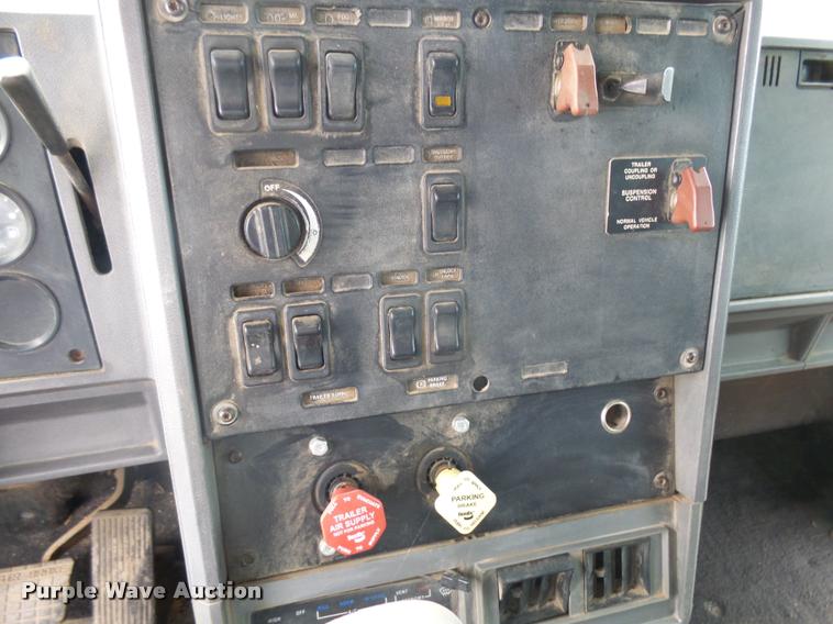 image for item DH9634 1993 Mack CH613 semi truck