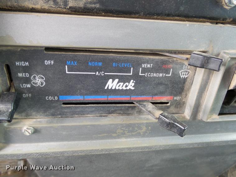 image for item DH9634 1993 Mack CH613 semi truck