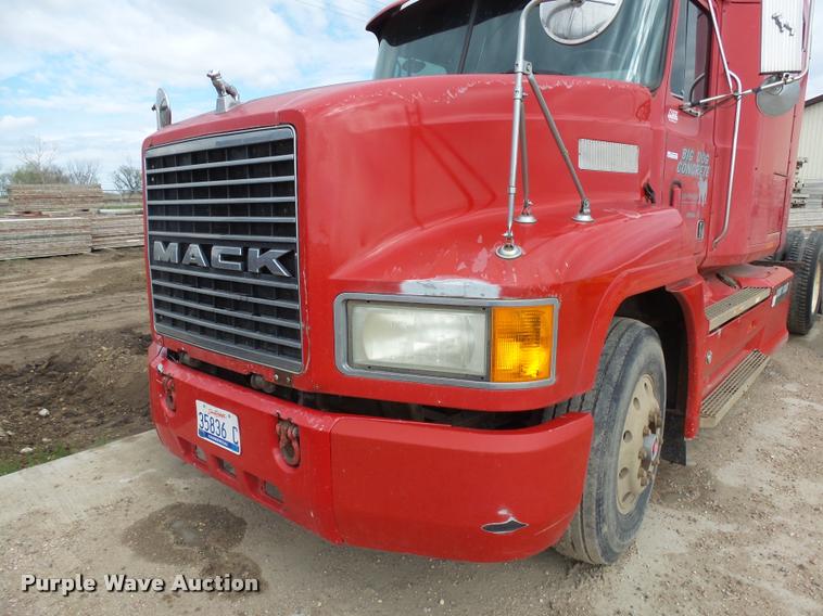 image for item DH9634 1993 Mack CH613 semi truck