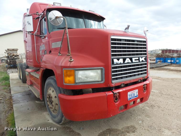 image for item DH9634 1993 Mack CH613 semi truck