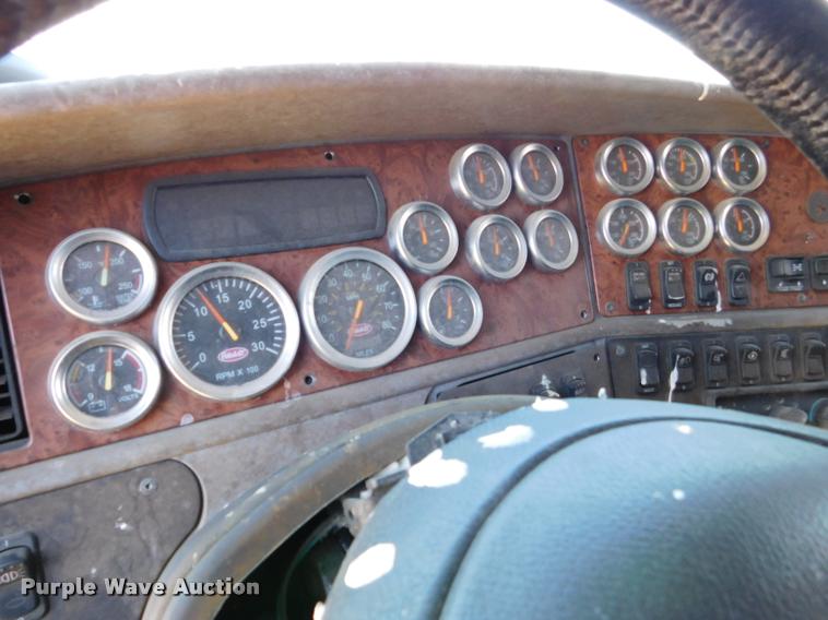 image for item DM9490 2005 Peterbilt 387 cab