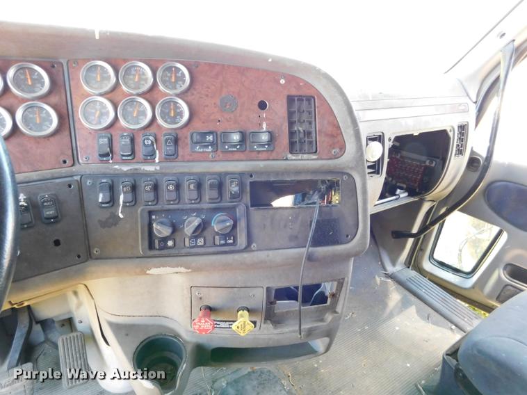image for item DM9490 2005 Peterbilt 387 cab