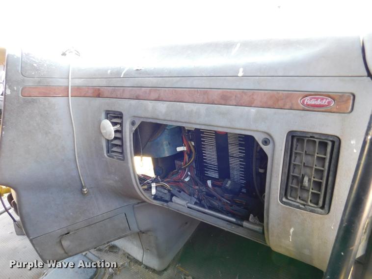 image for item DM9490 2005 Peterbilt 387 cab