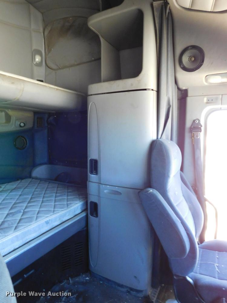 image for item DM9490 2005 Peterbilt 387 cab