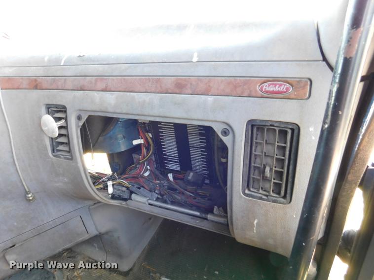 image for item DM9490 2005 Peterbilt 387 cab