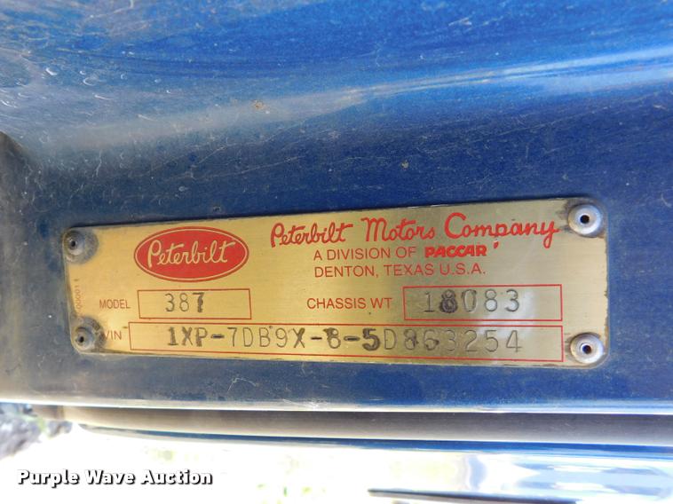 image for item DM9490 2005 Peterbilt 387 cab