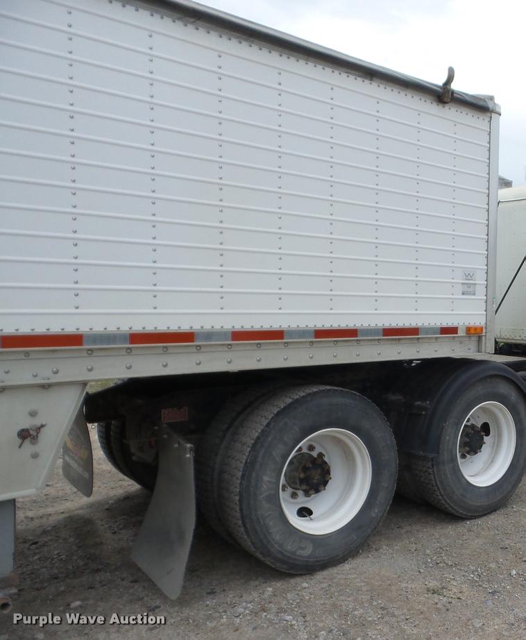 image for item J8625 1995 Freightliner FLD semi truck