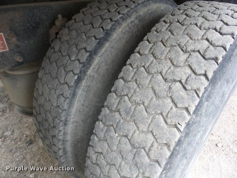 image for item J8625 1995 Freightliner FLD semi truck