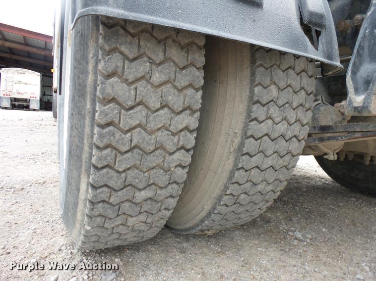 image for item J8625 1995 Freightliner FLD semi truck