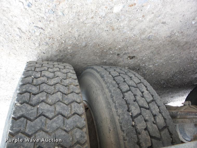 image for item J8625 1995 Freightliner FLD semi truck