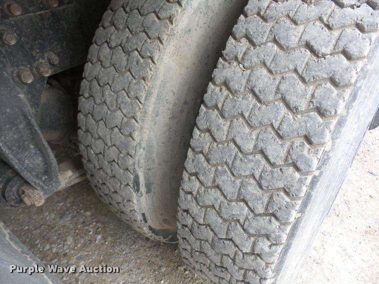 image for item J8625 1995 Freightliner FLD semi truck