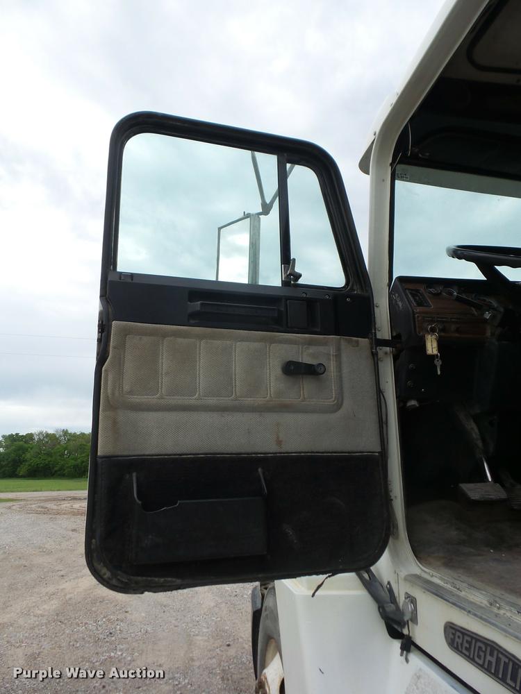 image for item J8625 1995 Freightliner FLD semi truck