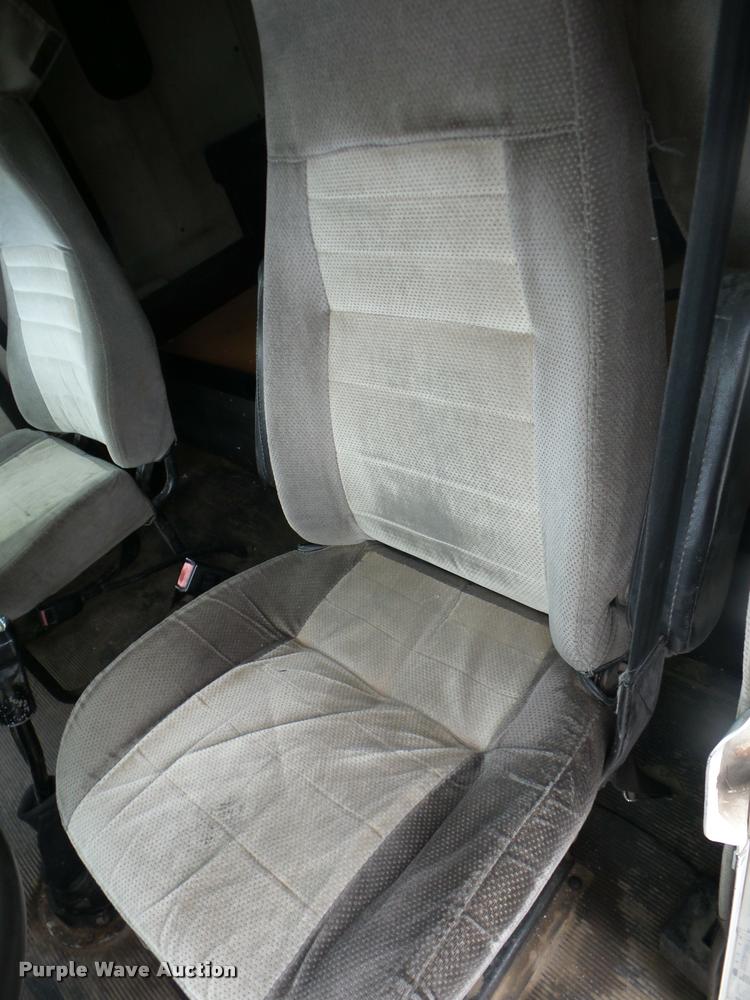 image for item J8625 1995 Freightliner FLD semi truck