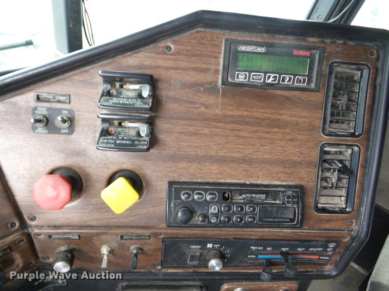 image for item J8625 1995 Freightliner FLD semi truck