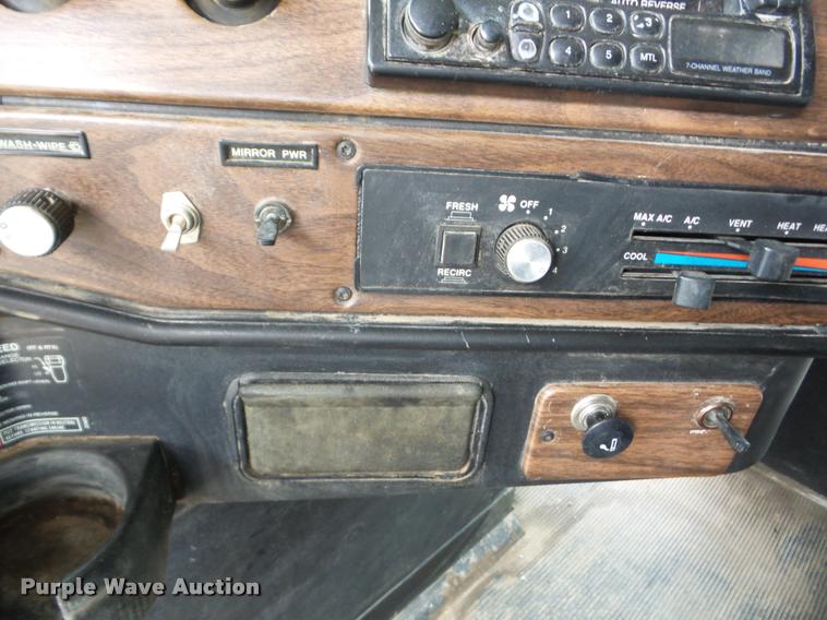 image for item J8625 1995 Freightliner FLD semi truck