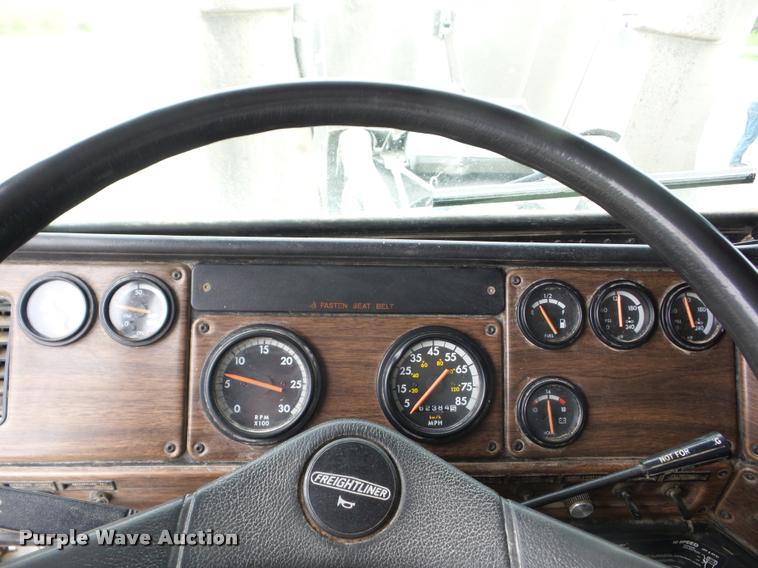 image for item J8625 1995 Freightliner FLD semi truck