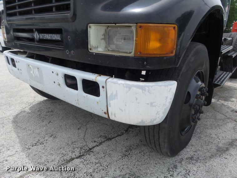 image for item K7614 1997 International 8100 semi truck