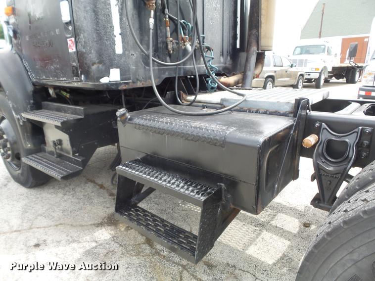 image for item K7614 1997 International 8100 semi truck