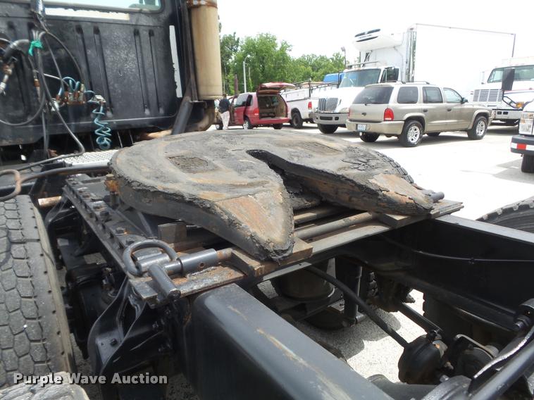 image for item K7614 1997 International 8100 semi truck