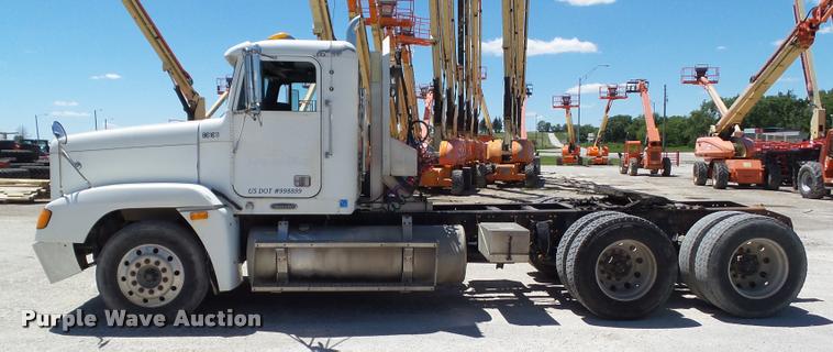 image for item L5599 2001 Freightliner FLD120 semi truck
