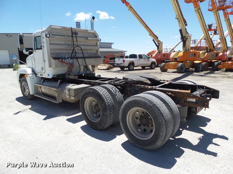 image for item L5599 2001 Freightliner FLD120 semi truck