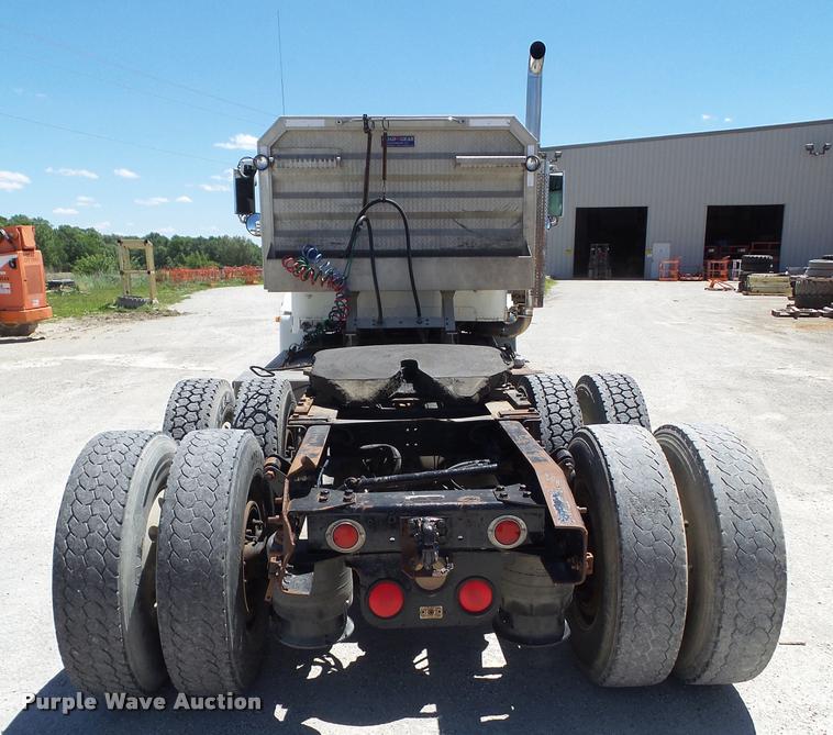 image for item L5599 2001 Freightliner FLD120 semi truck