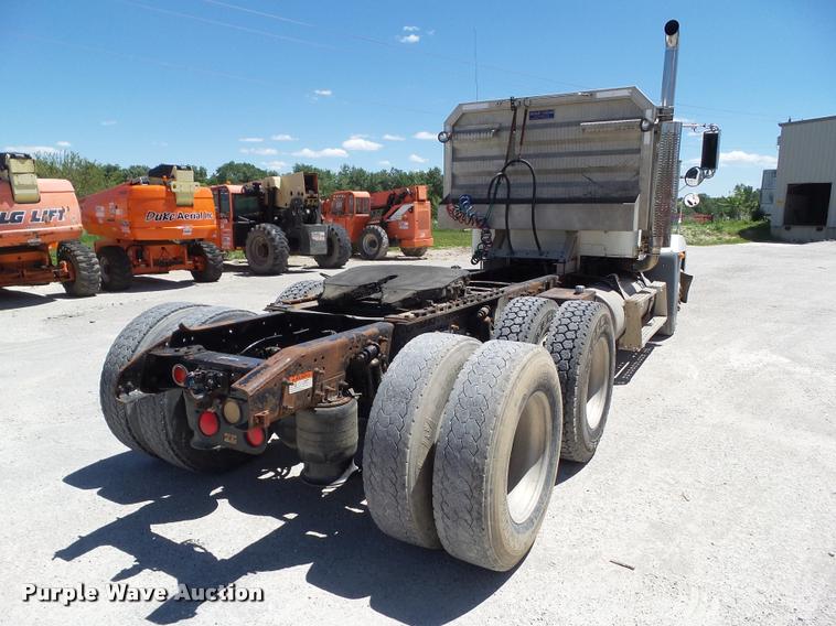 image for item L5599 2001 Freightliner FLD120 semi truck