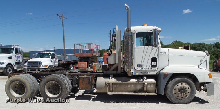 image for item L5599 2001 Freightliner FLD120 semi truck