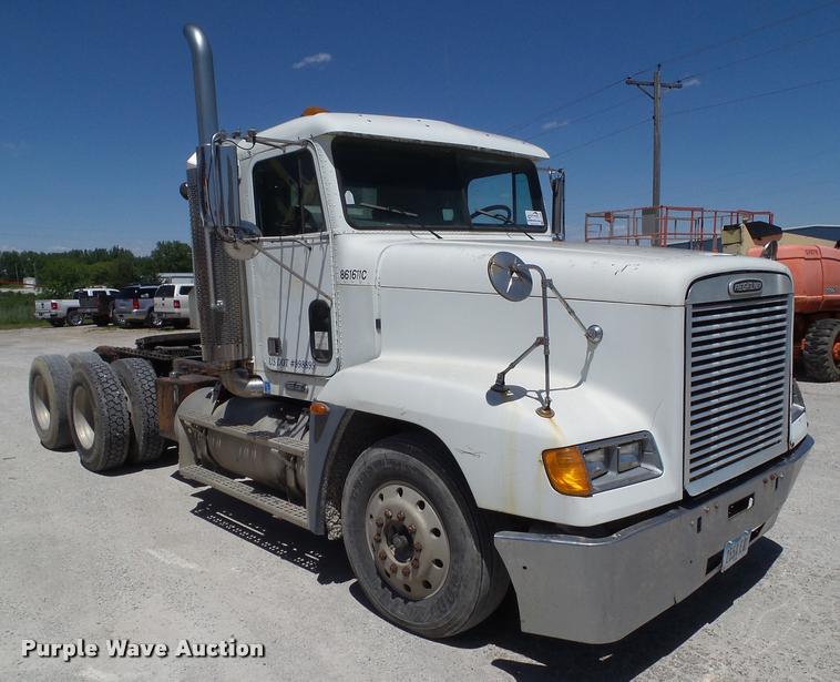 image for item L5599 2001 Freightliner FLD120 semi truck