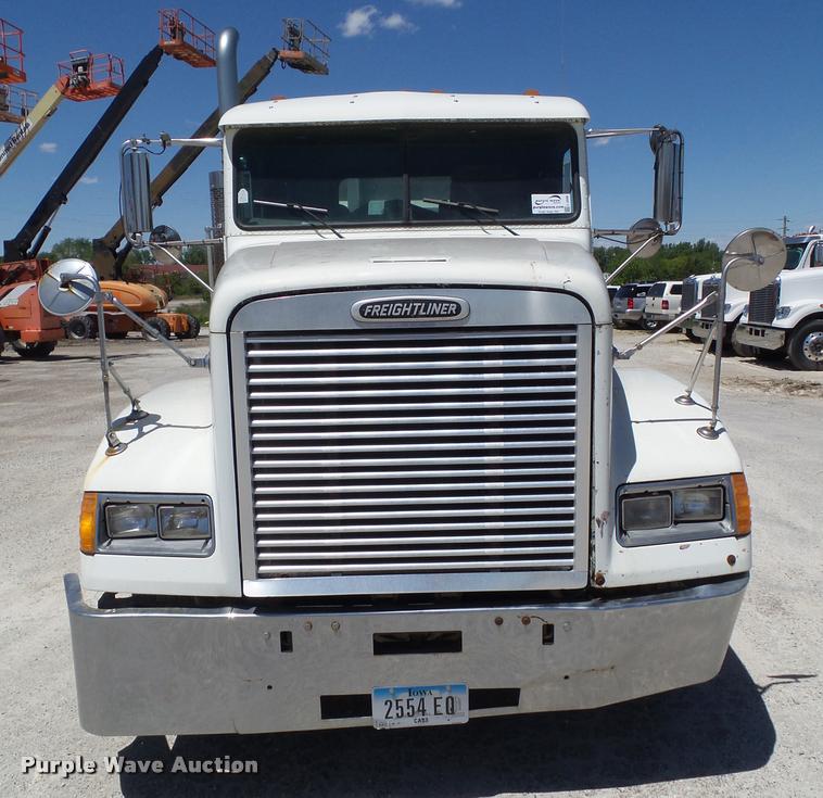 image for item L5599 2001 Freightliner FLD120 semi truck