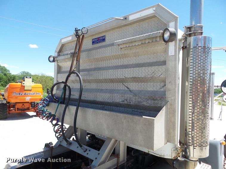 image for item L5599 2001 Freightliner FLD120 semi truck