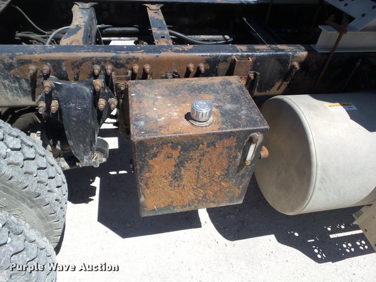 image for item L5599 2001 Freightliner FLD120 semi truck