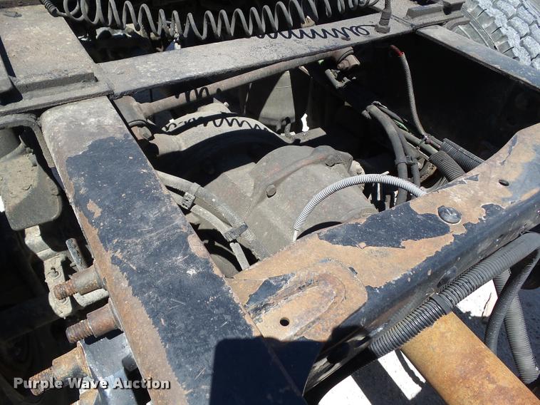 image for item L5599 2001 Freightliner FLD120 semi truck