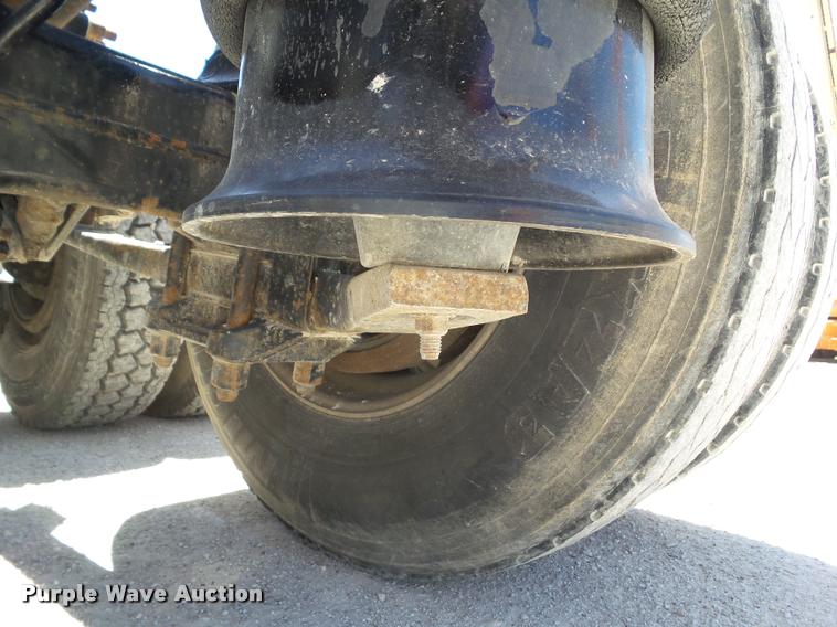 image for item L5599 2001 Freightliner FLD120 semi truck