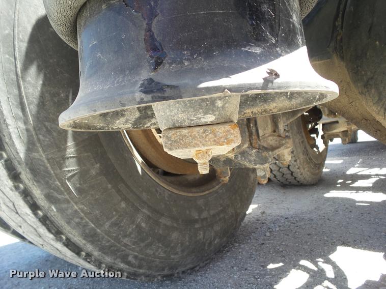 image for item L5599 2001 Freightliner FLD120 semi truck