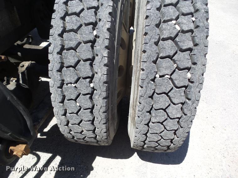 image for item L5599 2001 Freightliner FLD120 semi truck