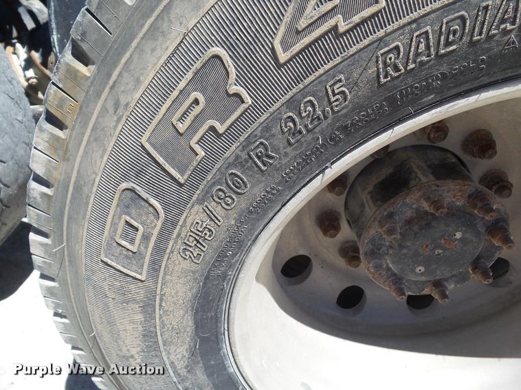 image for item L5599 2001 Freightliner FLD120 semi truck