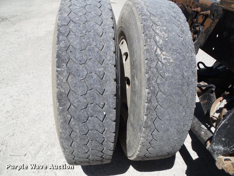 image for item L5599 2001 Freightliner FLD120 semi truck