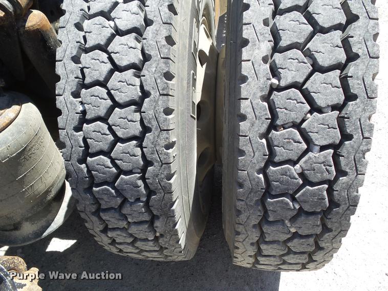 image for item L5599 2001 Freightliner FLD120 semi truck