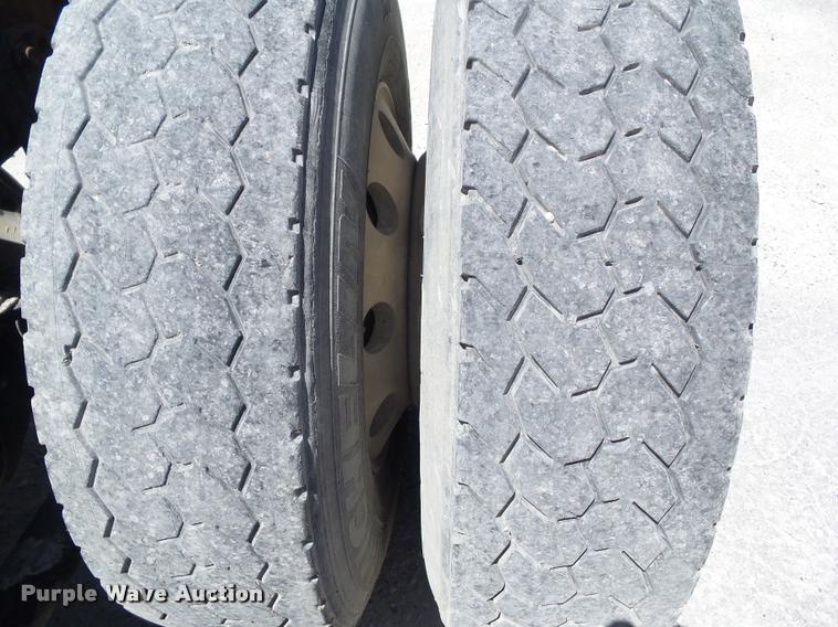 image for item L5599 2001 Freightliner FLD120 semi truck