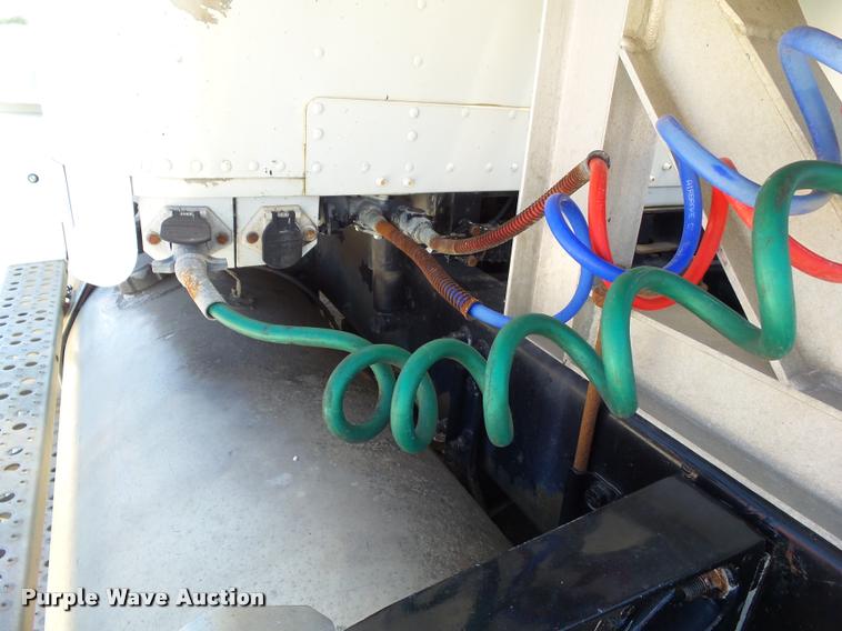 image for item L5599 2001 Freightliner FLD120 semi truck