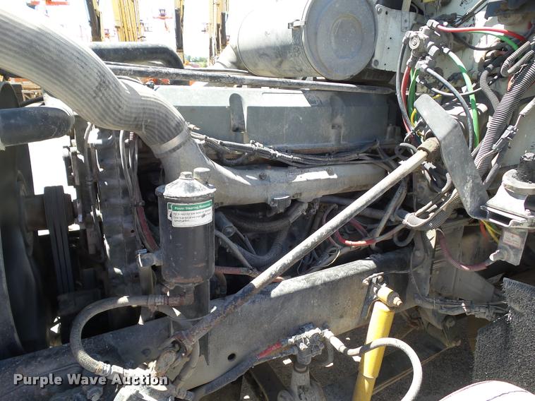 image for item L5599 2001 Freightliner FLD120 semi truck