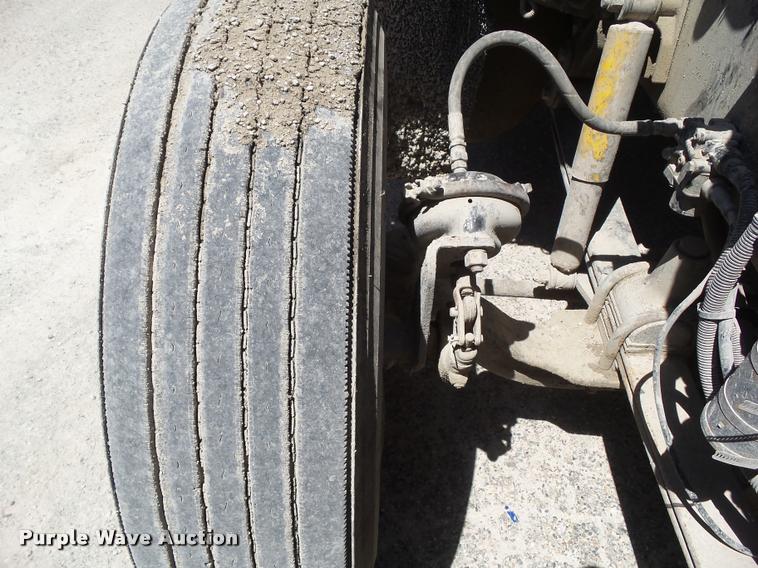 image for item L5599 2001 Freightliner FLD120 semi truck